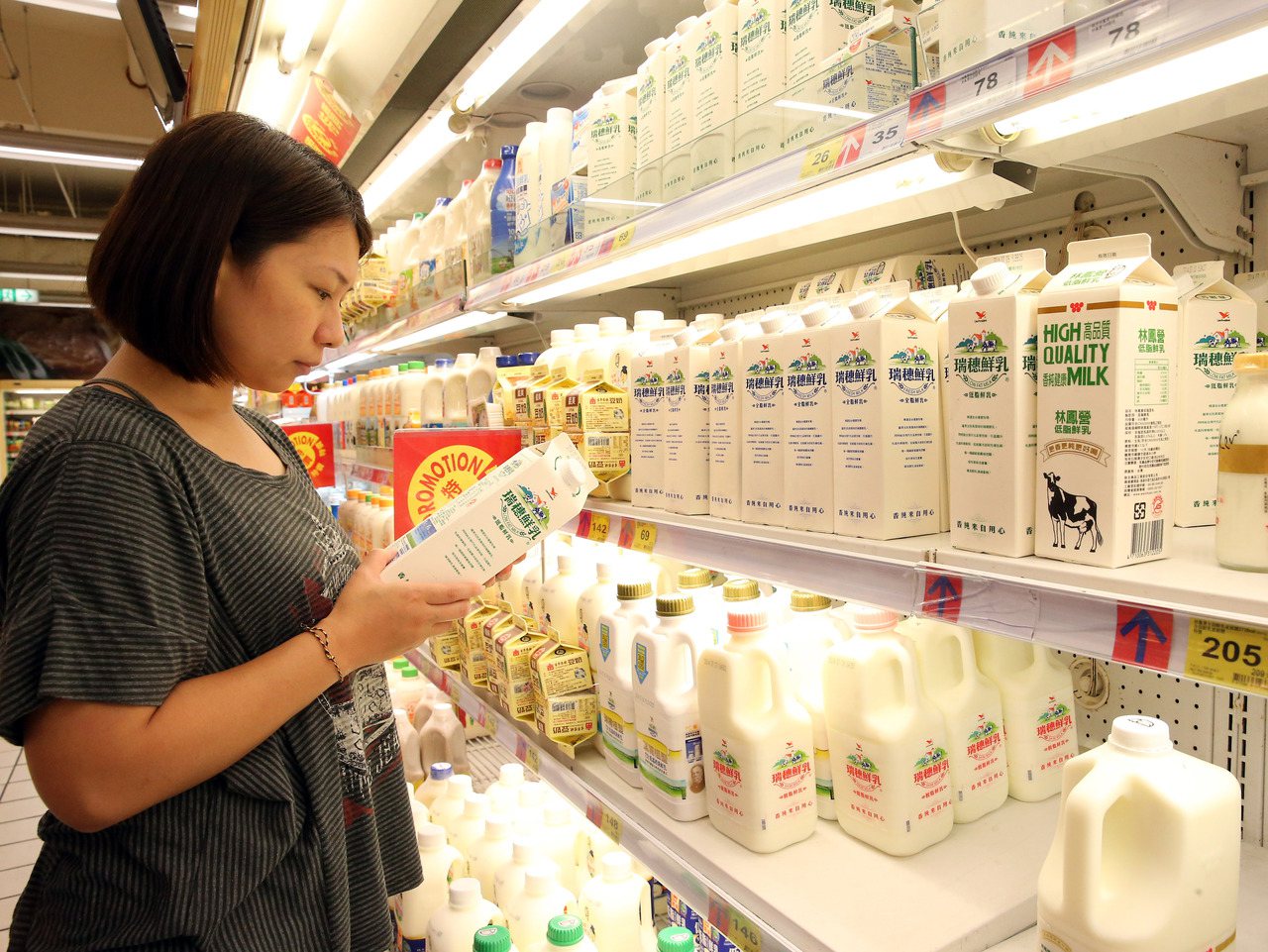 鮮乳和保久乳的來源其實完全一樣，都是100%的生乳，只是兩者在包裝及殺菌的製程上，採用不同的方式，因而產生保存期限的差異。<br />記者陳立凱／攝影 報系資料照