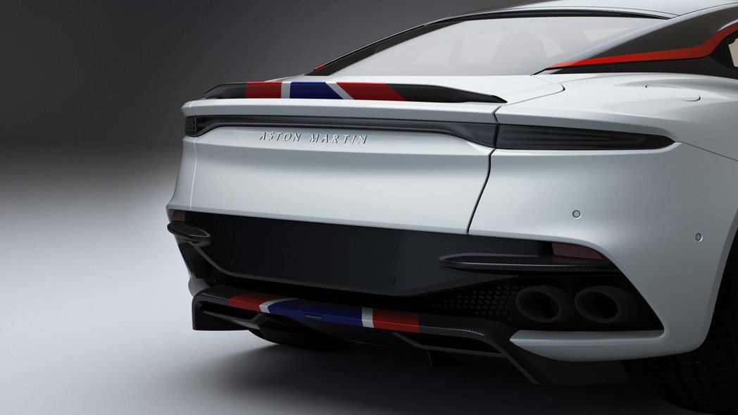 尾翼與下擾流則是換上象徵英國航空的藍白紅塗裝。 摘自Aston Martin