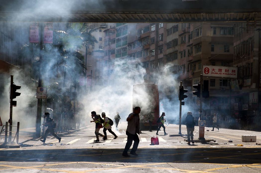 22國際人權組織發表公開信指出，港府和中共當局放任港警施暴，毆打和平示威者，大規模使用催淚瓦斯、胡椒噴霧和橡膠子彈。 圖／歐新社