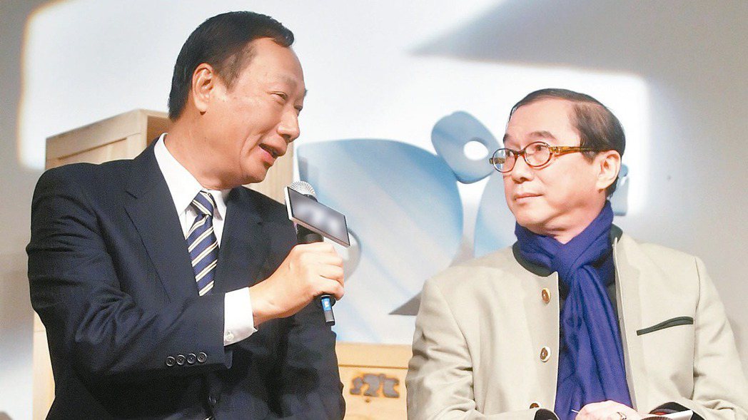 2009年，鴻海集團創辦人郭台銘（左）與廣達董事長林百里（右）同台出席一場紀錄片...