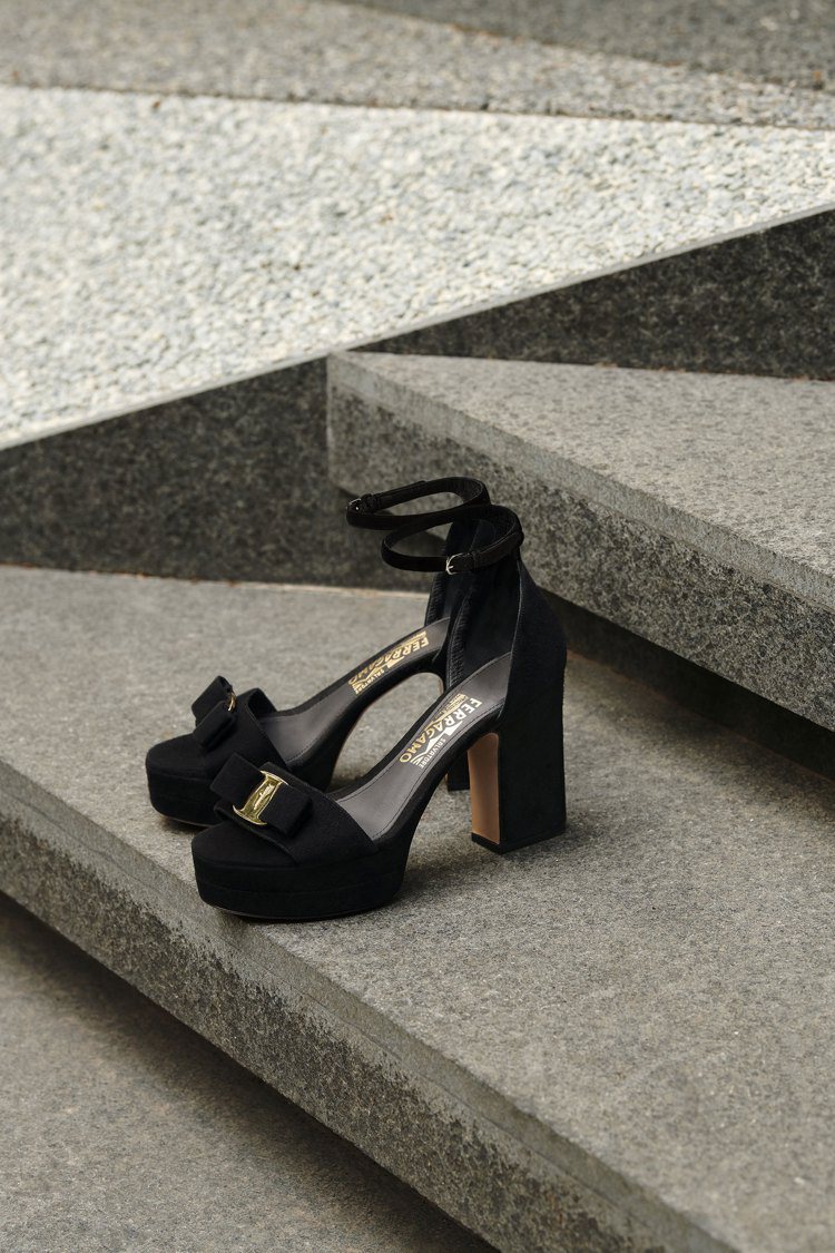 Vara系列黑色麂皮高跟涼鞋，29,900元。圖／Salvatore Ferragamo提供