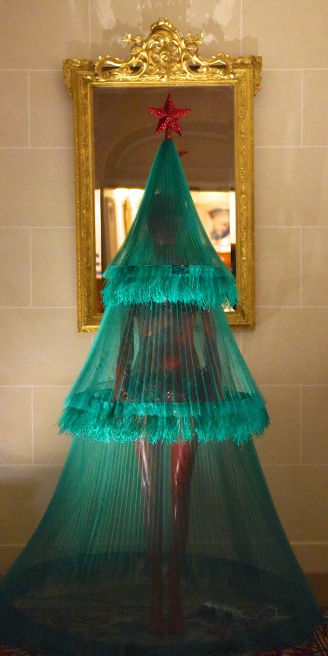 時尚頑童高提耶的耶誕樹融合了他本人最愛的銳利剪裁，簡直是一個尖錐型「綠色蚊帳」，最頂端當然不可以忘記放上一個紅色的大衛之星。圖／摘自bonjourparis