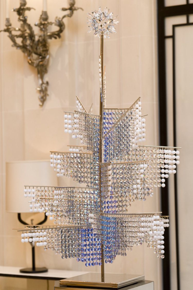 施華洛世奇利用標誌性的水晶搭配珍珠，打造有如水晶簾幕的一個裝置藝術，非常夢幻。圖／摘自WWD