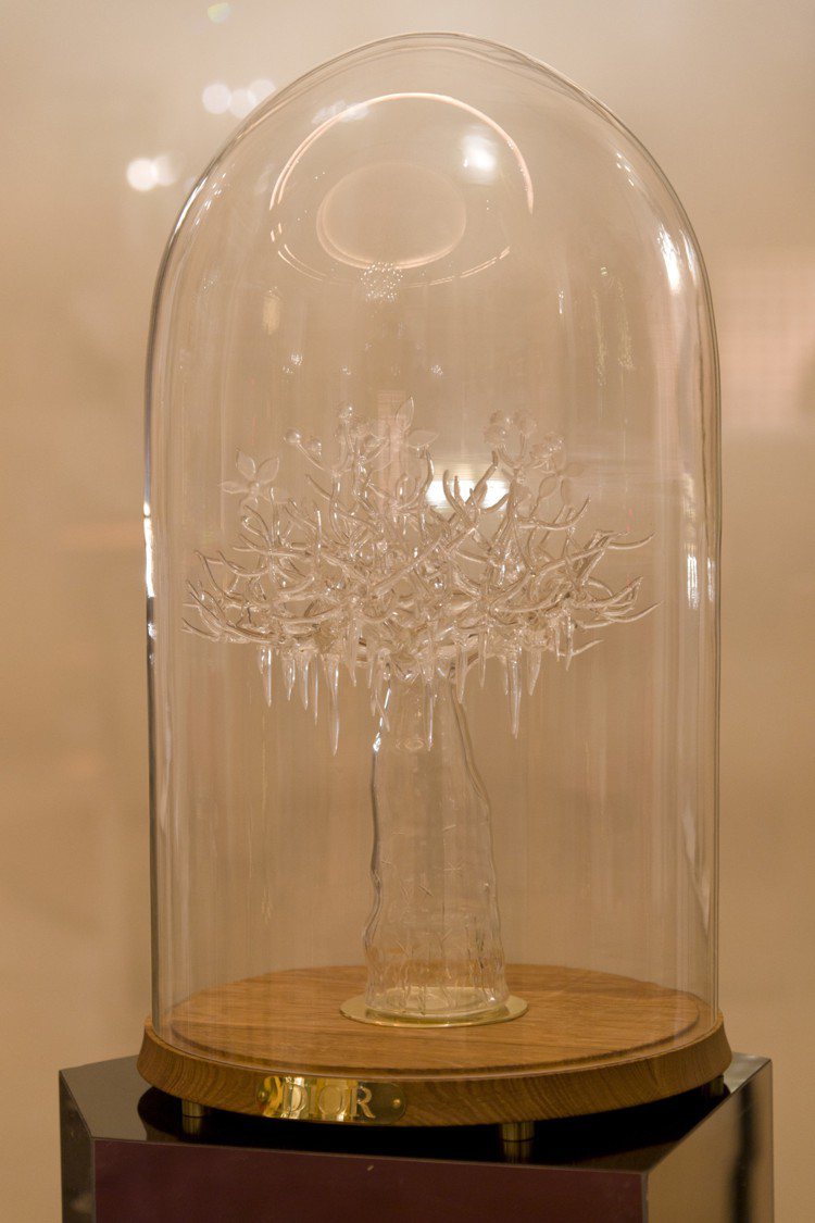 Dior用玻璃雕出冰晶世界的耶誕樹，還以玻璃鐘罩覆蓋增添童話感。圖／摘自WWD