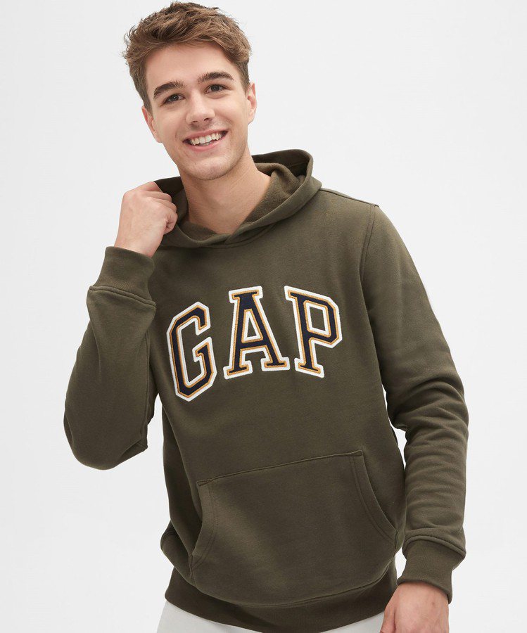 GAP時尚套頭連帽休閒上衣，原價1,999元，特價999元。圖／GAP提供