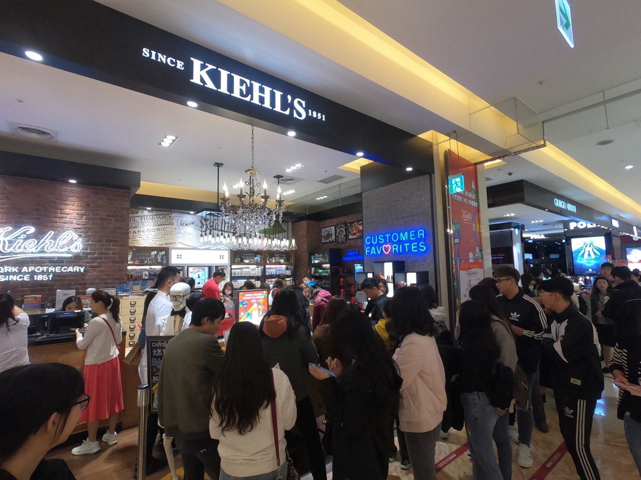 遠東巨城購物中心、新竹SOGO週年慶 人潮蜂擁擠爆採買