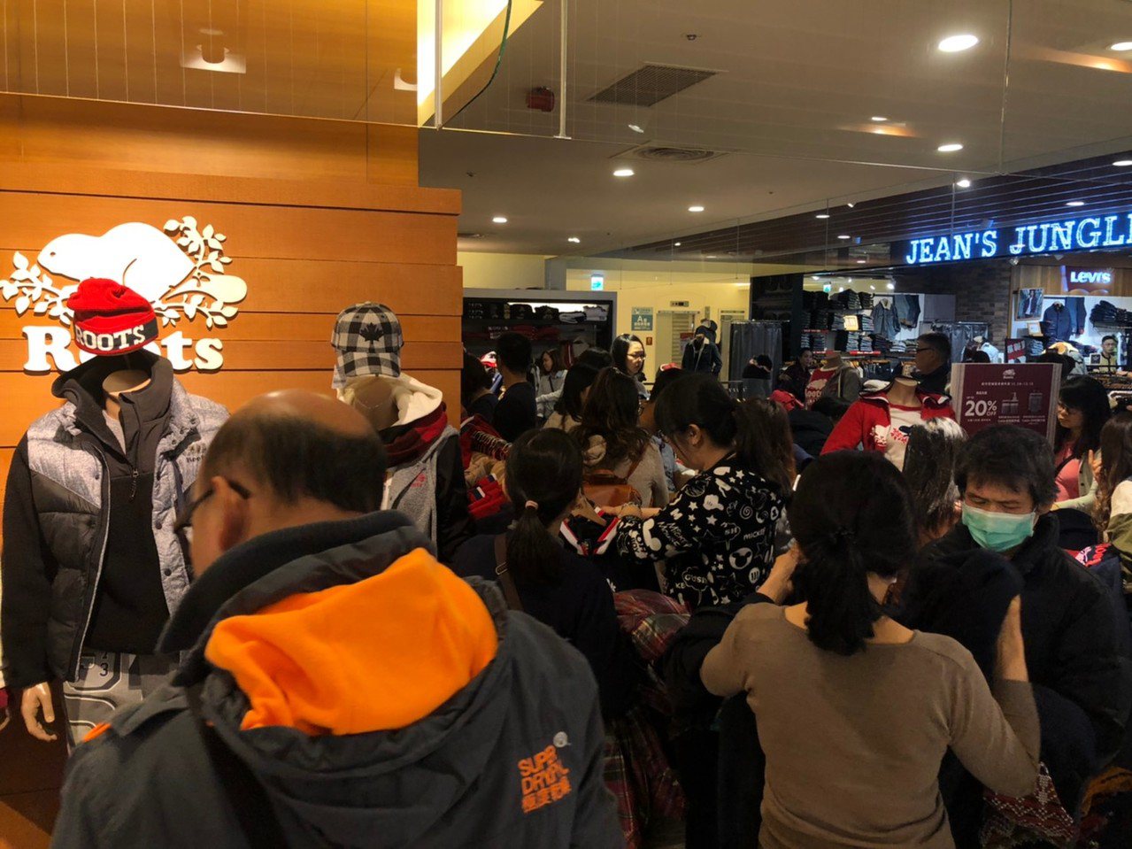 遠東巨城購物中心、新竹SOGO週年慶 人潮蜂擁擠爆採買