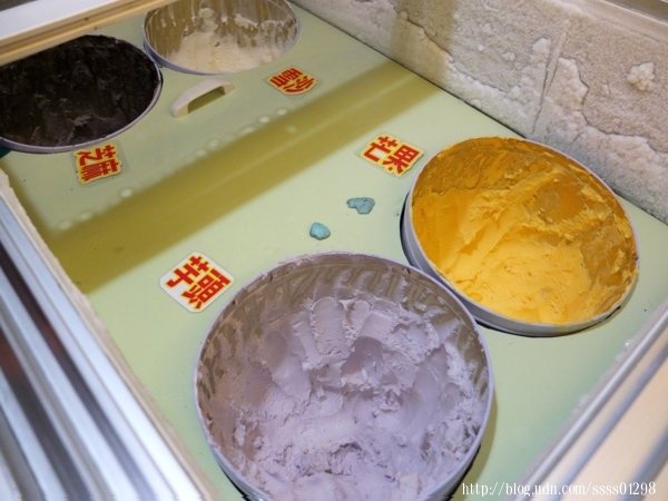 冰淇淋也是無限量供應，口味有芒果、芋頭、芝麻和雪沙，每種都要吃一輪