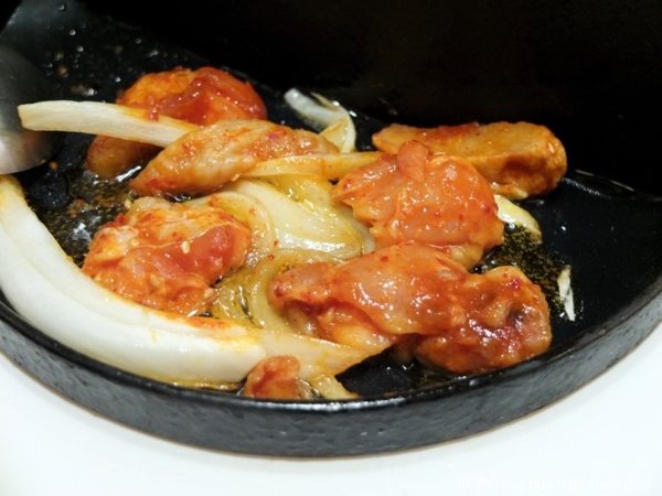 拌炒過的雞肉不會很柴，沾附著濃厚的自製韓式辣醬，口勁十足，越吃越涮嘴