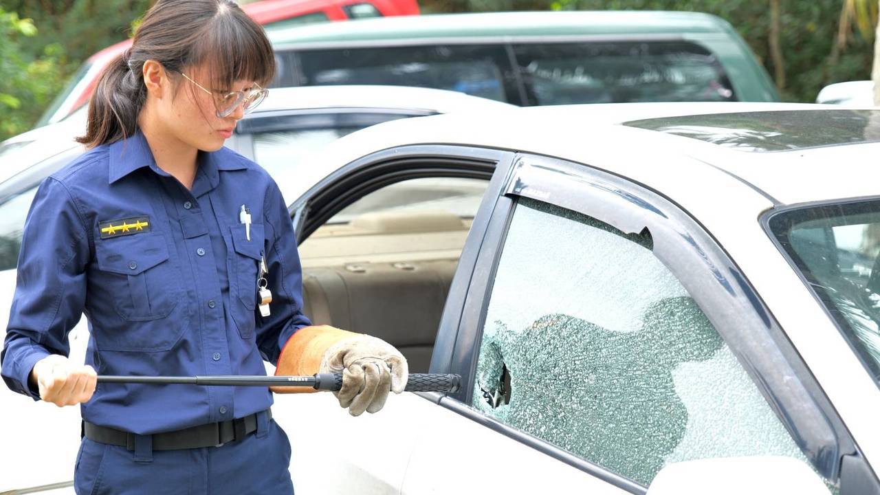 台東成功警分局 提升員警車輛破窗技能