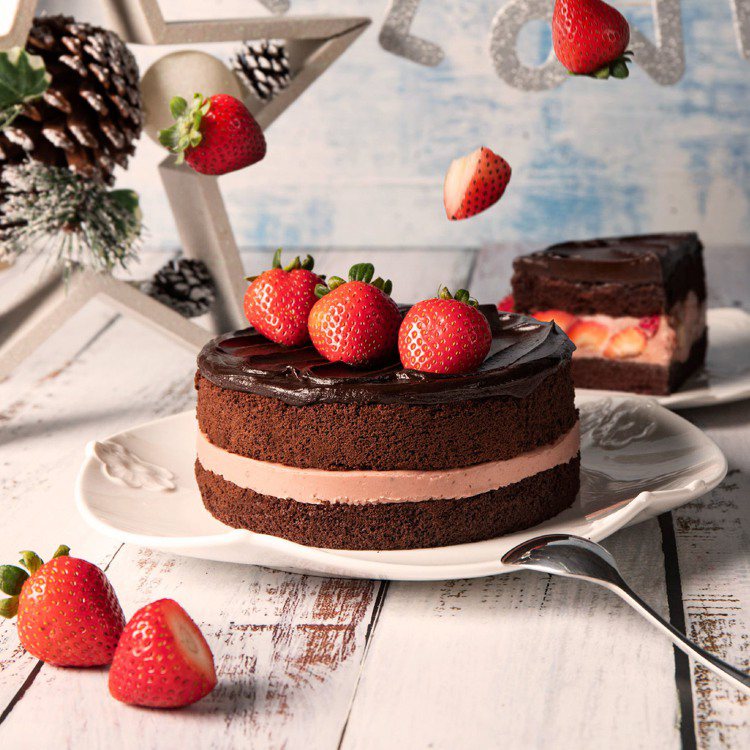 黑嘉侖草莓巧克力蛋糕選用黑嘉侖、覆盆子、草莓，再搭配苦甜巧克力戚風而成。圖／擷取自BAC官網
