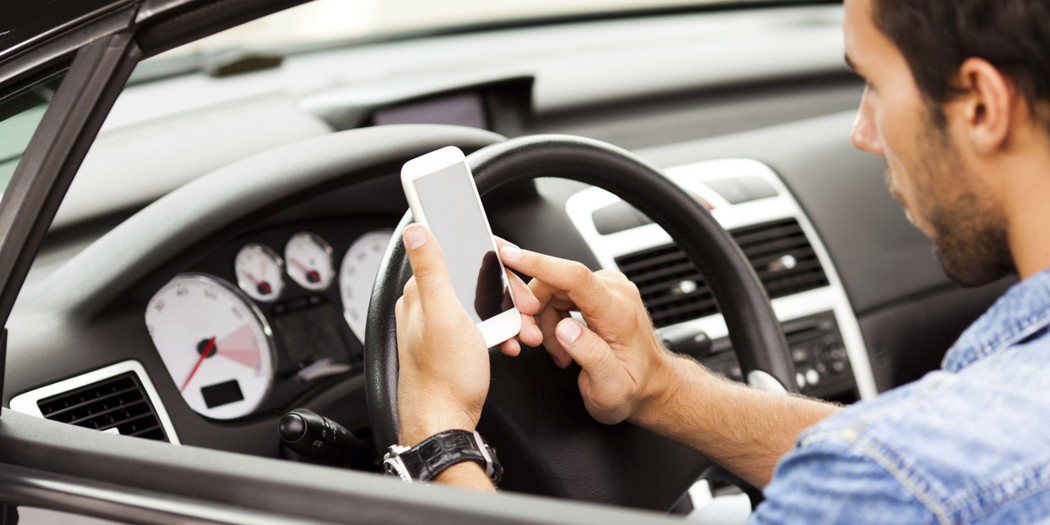 開車時滑手機或不專心是造成車禍的一大主因。 圖／摘自網路
