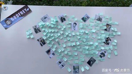 高以翔粉絲自發性在杭州殯儀館外貼上紙條悼念。圖／摘自微博