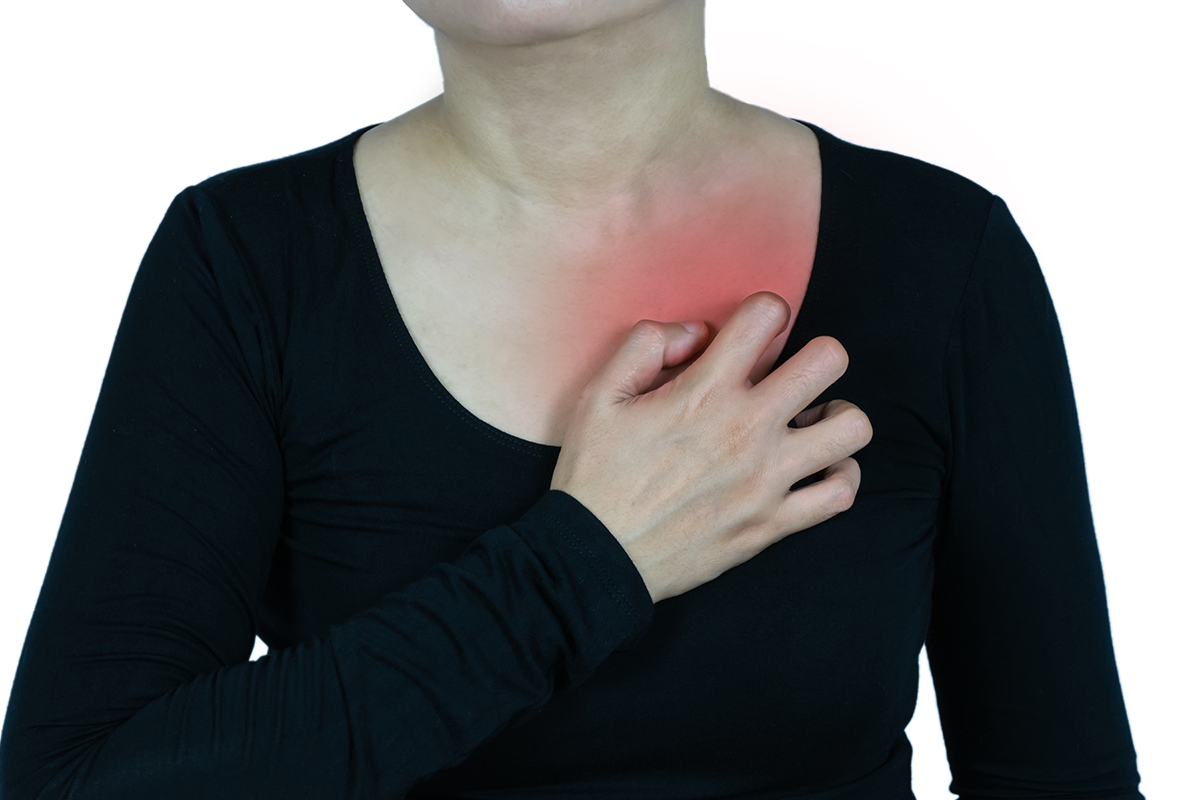 如果在吃飽後、運動中、或洗澡時，感覺胸口有重物壓迫感，或是常有一股熱氣從胸部上升到咽喉，甚至會合併胸部悶痛易喘、頭痛噁心、左上臂或背部麻木，這些都是典型冠狀動脈心臟病症狀。