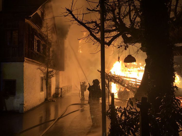 奧地利哈修塔特小鎮30日發生火災，消防員救火。法新社
