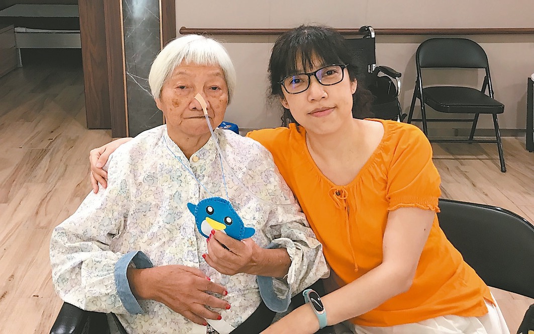 營養師謝惠敏（右）自從媽媽（左）插鼻胃管後，努力訓練媽媽由口進食，雖然耗時但不輕言放棄。