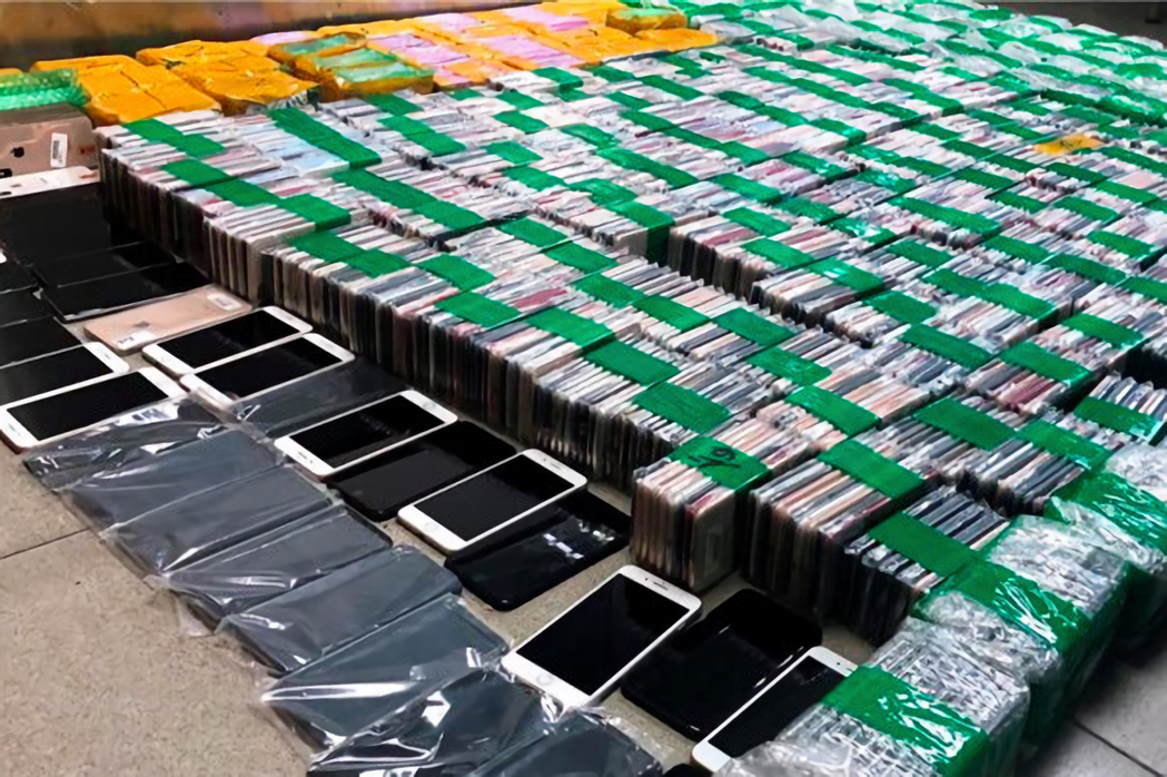 由地道中，嫌犯自香港走私到深圳的二千多部iphone手機。 （經濟日報網）