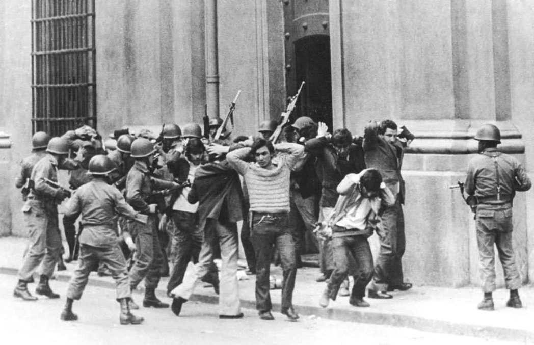 圖為1973年，皮諾切的軍事政變。其後皮諾切政府對左翼展開鎮壓、迫害與追殺。 圖...