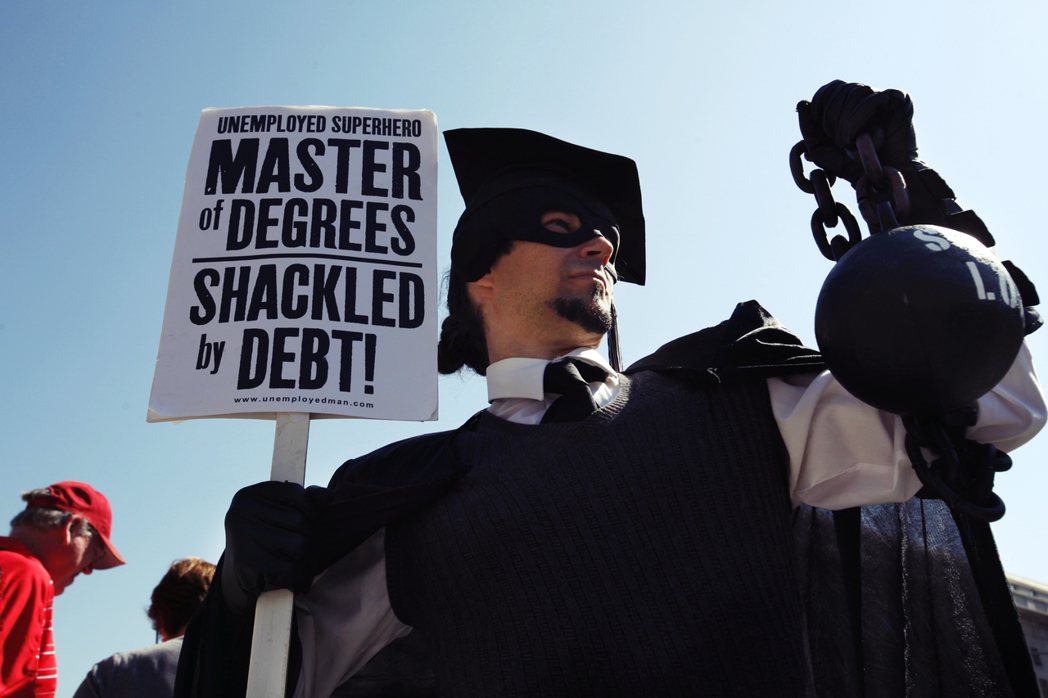 學貸可說是最沉重的「美國夢」負擔之一，學生一畢業，即背負百萬新台幣上下的高額貸款...