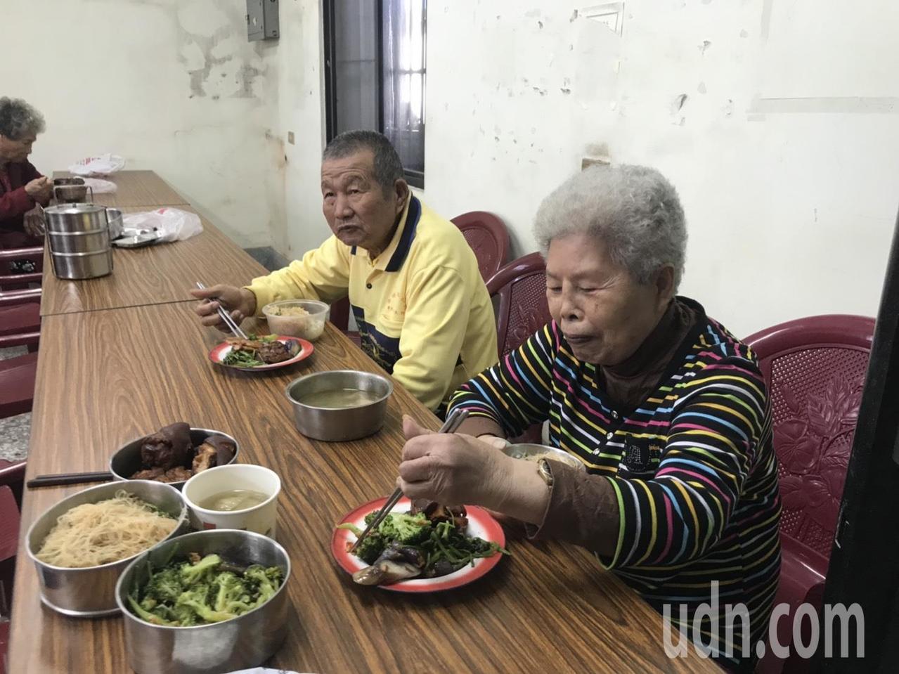 嘉縣老人食堂近百人共食 老婦：喜歡一起吃飯的幸福
