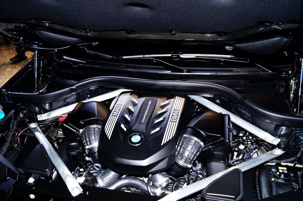 X6 M50i則是搭載4.4升TwinPower Turbo V8雙渦輪增壓汽油...