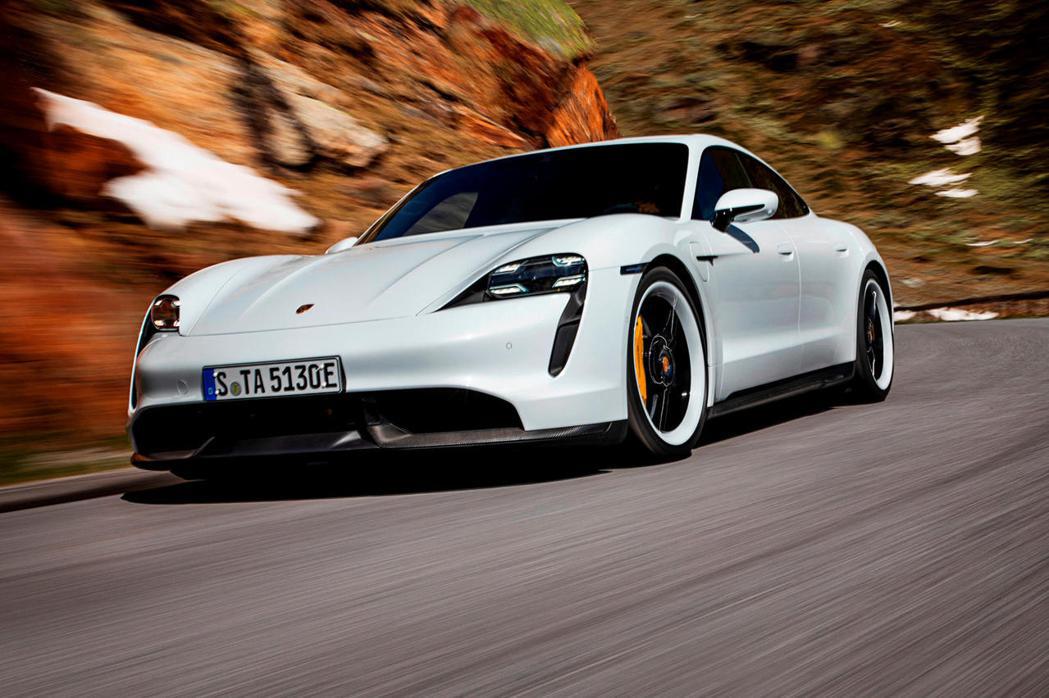Porsche保時捷今年將再次重回超級盃廣告時段，帶著有「特斯拉殺手」之稱的品牌首輛電動跑車Taycan，上演一場華麗大秀。 圖／Porsche提供