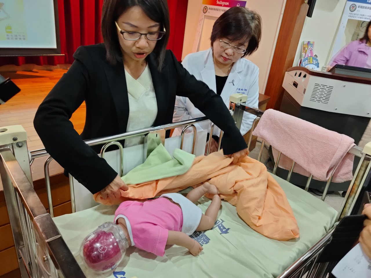 高醫大公共衛生學系助理教授梁富文（左）進行「兒童死亡回顧分析研究」，發現有5名1歲以下嬰兒意外窒息死因，都是因「趴睡」及「與父母同睡一床」。記者蔡容喬／攝影