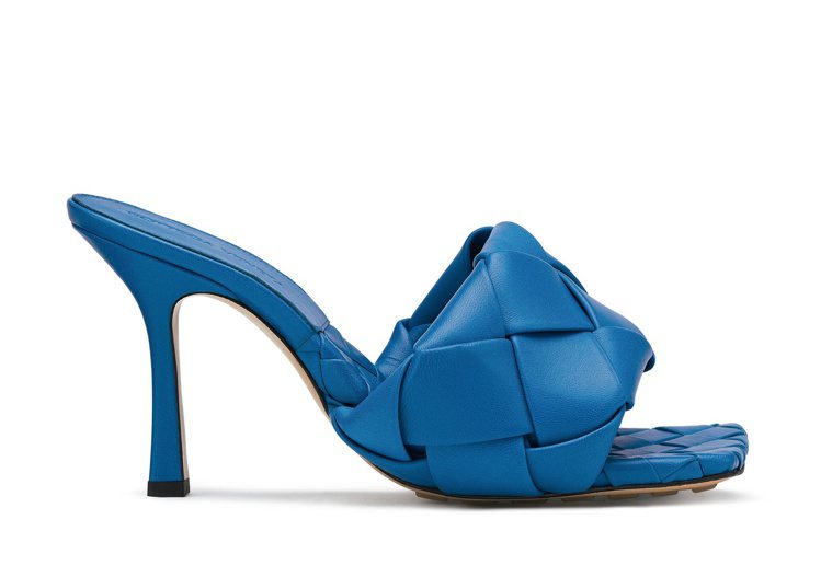BV LIDO海藍大編織羊皮高跟涼鞋，40,600元。圖／Bottega Veneta提供