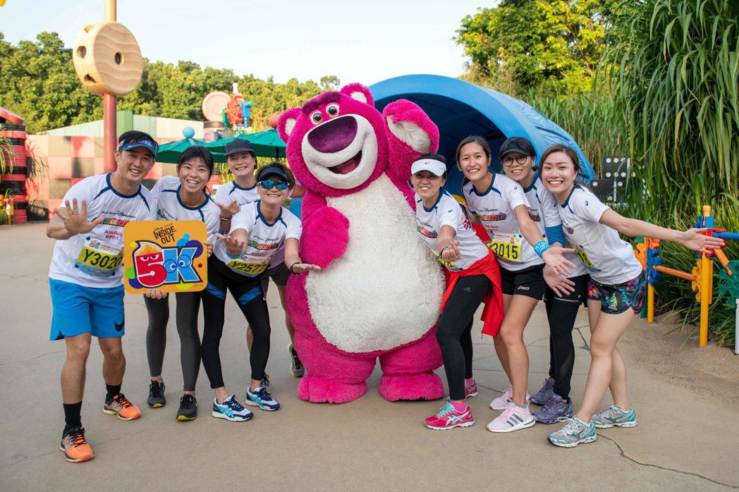 香港迪士尼絞盡腦汁舉辦活動提升人氣，圖為11月初樂園舉辦的慢跑活動。（中通社資料...