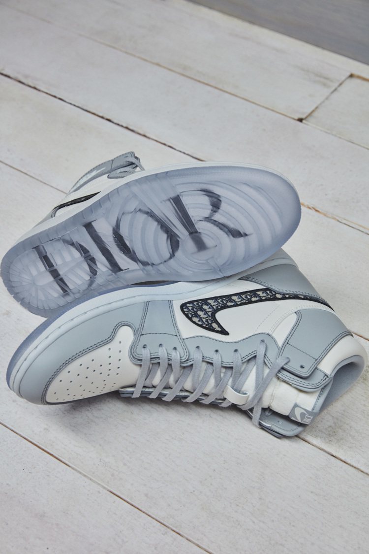 「Air Jordan I High OG Dior」鞋底則透明藍色DIOR字樣。圖／DIOR提供