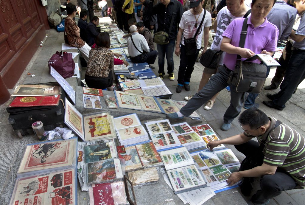 收藏愛好者在北京報國寺收藏市場觀看票據藏品。（新華社資料照片）