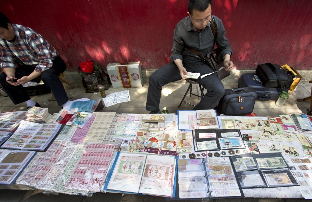 票據收藏者在北京報國寺收藏市場整理藏品。（新華社資料照片）