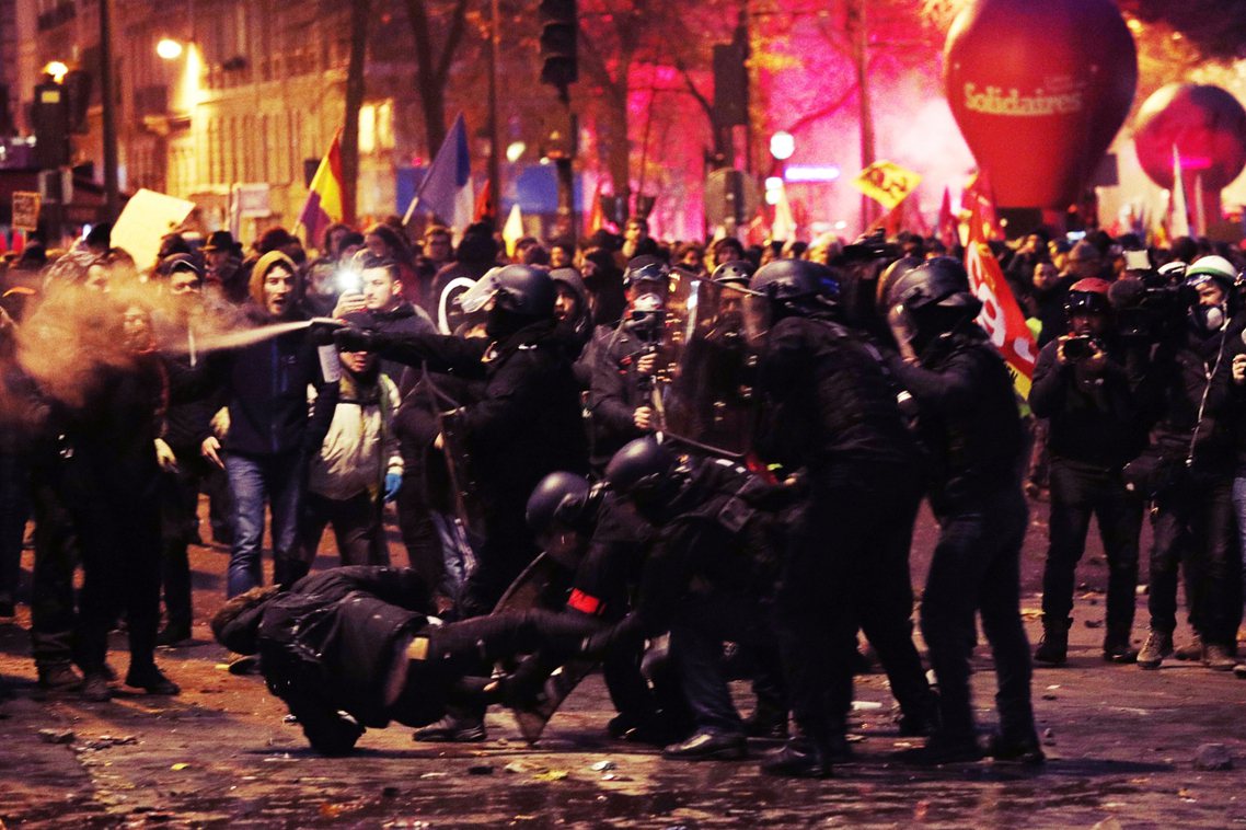 目前的法國社會也正在觀望後續罷工與抗爭的進展，如果運輸交通的癱瘓或街頭的海量人數...