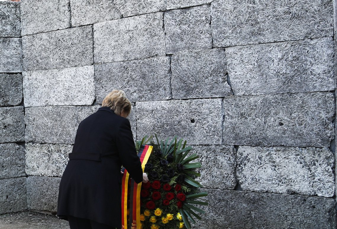 「讓記憶存活下來，是奧斯威辛此處賦予我們的責任。」6日，德國總理梅克爾在奧斯威辛...
