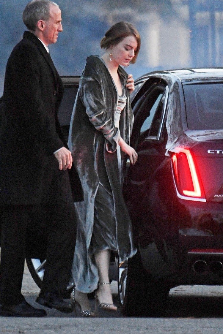 艾瑪史東在珍妮佛勞倫斯婚禮上穿了Juan Carlos Obando的長袍和晚裝，搭配Aquazzura跟鞋。圖／達志影像