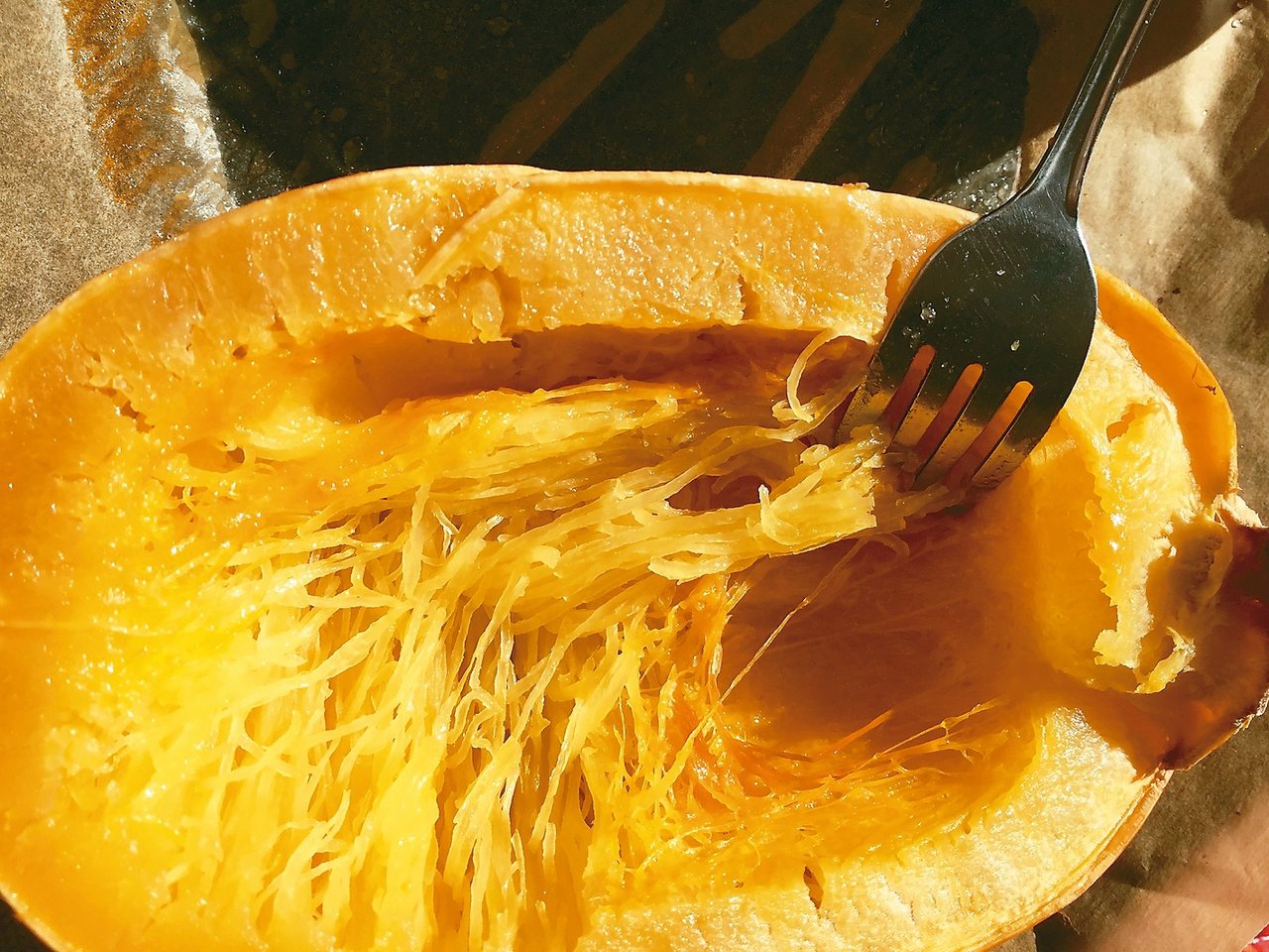 義大利麵南瓜煮熟後，用叉子順著瓜肉輕輕刮就可刮出「麵條」。