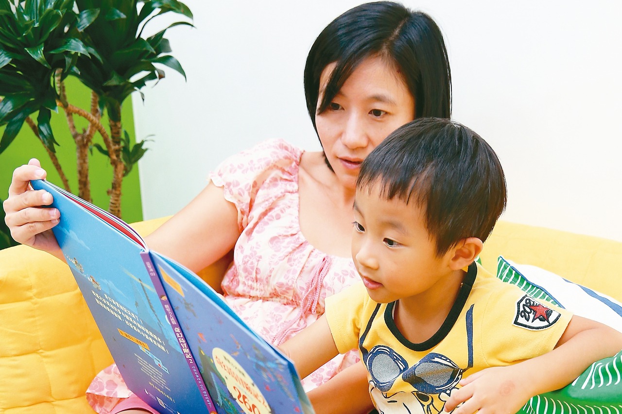 親子共讀不僅可促進親子互動與親密感，更有助促進孩子腦部發育、語言發展及增進理解能力。