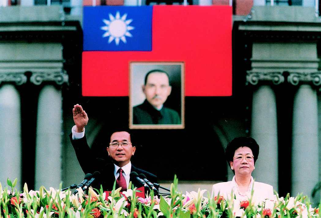 陳水扁（左）、呂秀蓮2000年宣誓就職中華民國第十任正副總統。 （路透資料照片）