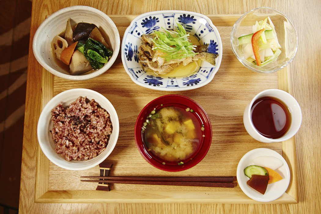 日本人三餐守時，很少饑飽失度，尤其少見暴飲暴食；飲食中注意保持一定溫度，不過冷也...