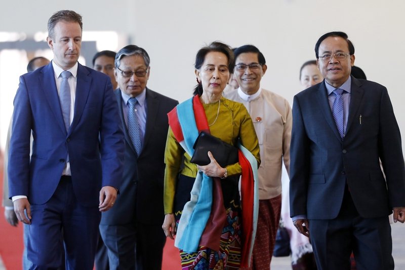 翁山蘇姬準備出發到荷蘭海牙的國際法院，針對甘比亞訴緬甸案進行辯護，攝於12月8日，緬甸奈比多國際機場。 圖／歐新社