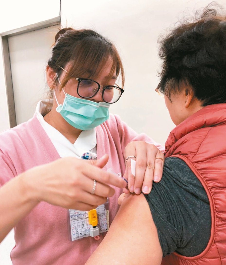國內類流感就診人次緩升，疾管署籲請符合第二階段公費流感疫苗接種條件的民眾，儘速至合約院所完成接種。圖／本報系資料照