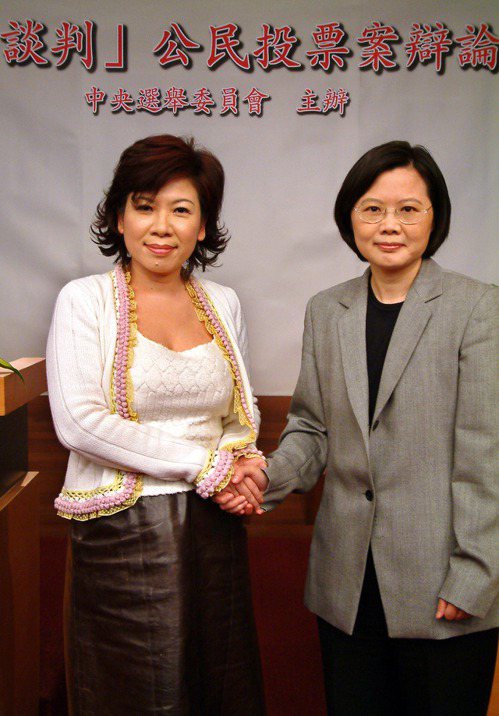 2004年，針對「對等談判」議題的公投辯論，反方代表陳文茜（左）與正方代表蔡英文...