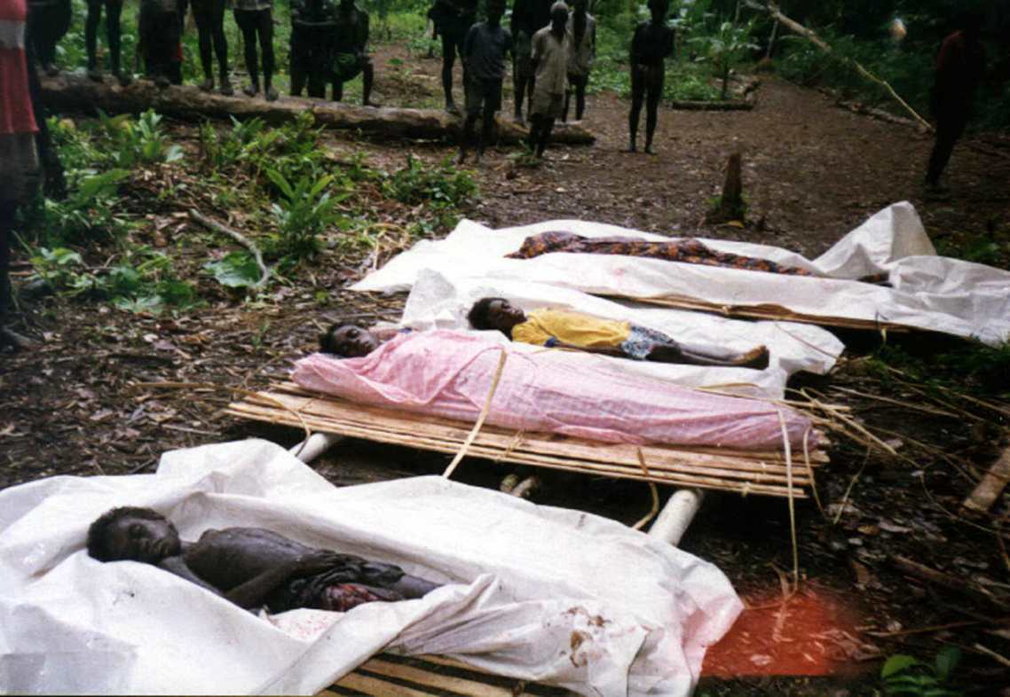 在布干維爾戰爭中，被巴紐政府軍砲擊炸死的布干維爾孩童。 圖／路透社
