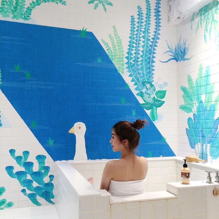 宜蘭礁溪的蔥澡設有不同主題的「藝術湯屋」，搭配各種彩繪牆面讓你好泡又好拍。圖／摘...