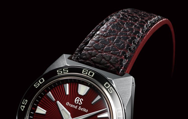 Grand Seiko與哥吉拉65周年腕表的表帶，採用了鯊魚皮製成，塗裝紅中帶黑的設計，呼應「紅蓮哥吉拉」的形象。圖／Seiko提供