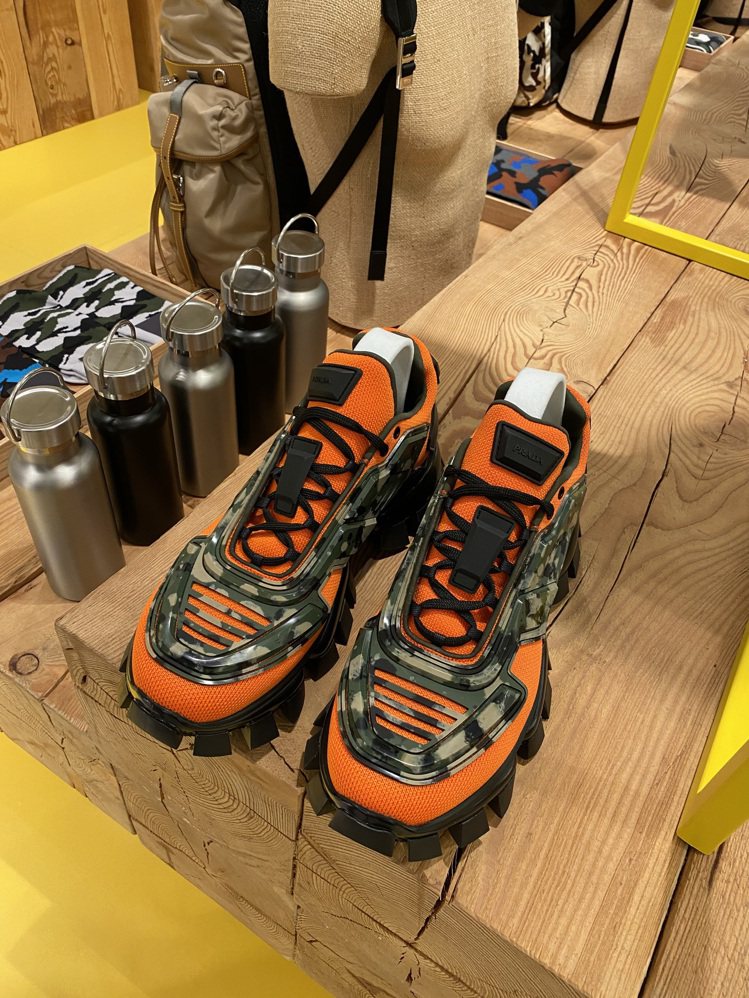 OZI最愛的橘色Thunder迷彩運動鞋。記者吳曉涵／攝影