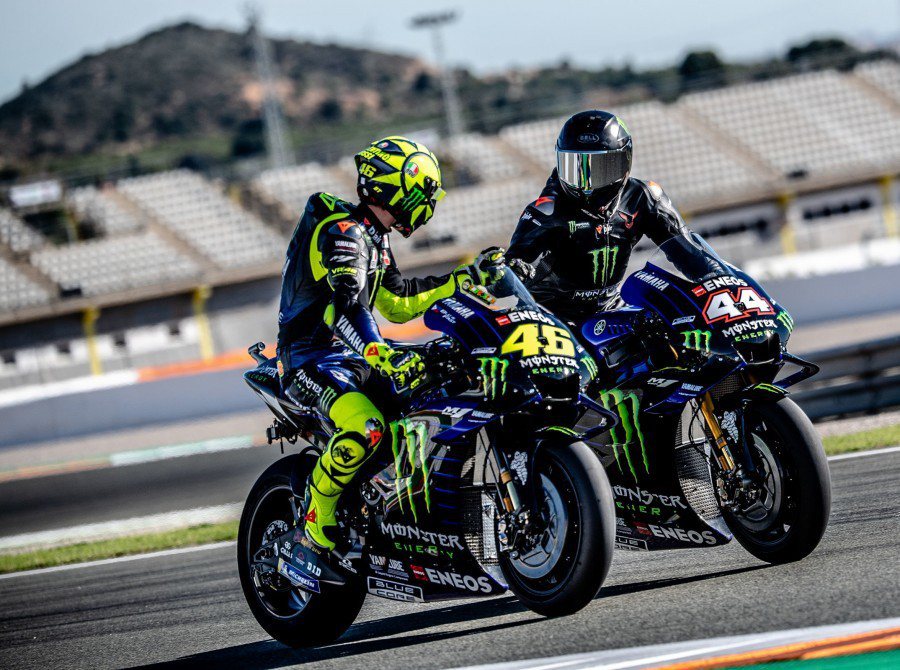 Hamilton不斷和Rossi討教摩托車的騎乘技術。 圖／Monsterene...