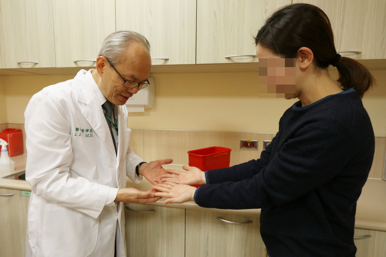 亞洲大學附屬醫院免疫風溼科主任蔡肇基（左）指出，「冷凝球蛋白血症」患者，遇到氣溫驟降，往往就會出現血液循環不佳的症狀，膚色變白或變紫。圖／ 亞洲大學附屬醫院提供