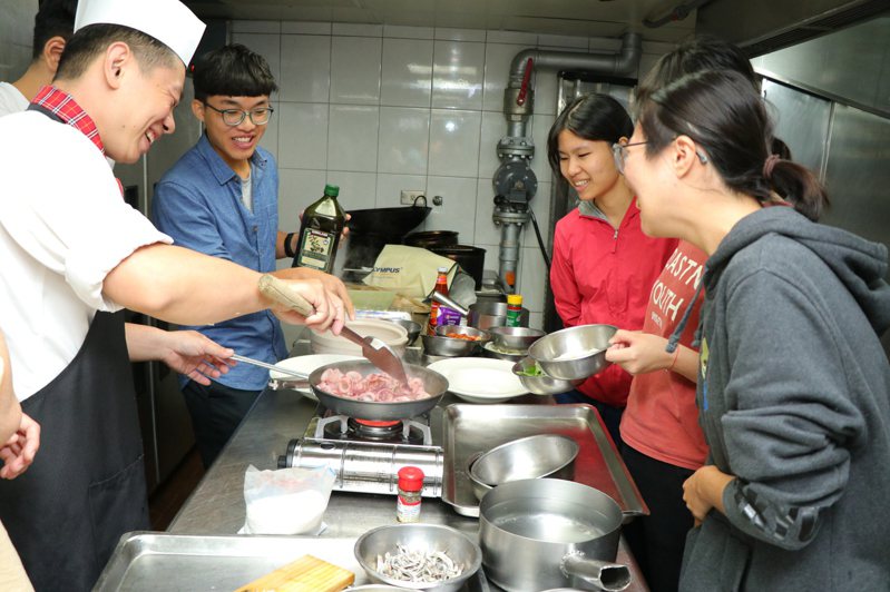 高雄翰品酒店主廚指導中山大學學生挑選、烹煮食材。圖／中山大學提供