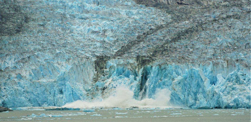 冰川正掉入冰河裡
